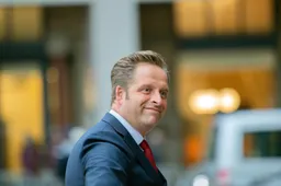 Nederland blijft vooralsnog democratische rechtsstaat: kabinet stelt invoering coronaspoedwet uit