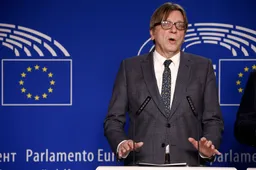 Belgische Eurofiel Guy Verhofstadt doet weer eens Koude Oorlogje spelen: 'Nieuwe sancties nodig tegen Russen!'