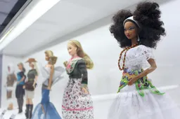 Gelukkig! Barbie-maker doet ook progressief mee: 'zwarte Barbies mogen nu ook vooraan in de etalage'