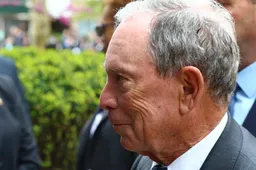 Presidentskandidaat Bloomberg met de grond gelijk gemaakt tijdens vechtdebat Democraten