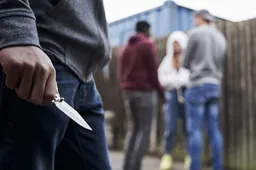 Rotterdamse kansenparels bedreigen man met machete! Politie houdt drie jonge tieners aan