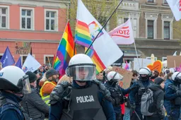 Homofobe Poolse premier Morawiecki wil heropvoedingskampen oprichten voor LHBT-mensen
