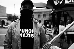 De Antifa lijkt nu echt enge vormen aan te nemen: 'Kill a White on sight. Their silence is violence!'
