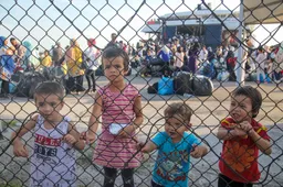 Griekse inwoners Lesbos zijn migranten spuugzat: raken slaags met politie