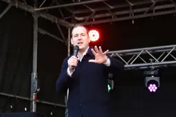 Tot ziens! PvdA'ers eisen vertrek van Lodewijk "sorry voor toeslagenaffaire" Asscher: 'Trek je conclusie!'
