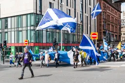 Schotten lopen protestmars in Glasgow en eisen onafhankelijkheid van Groot-Brittannië
