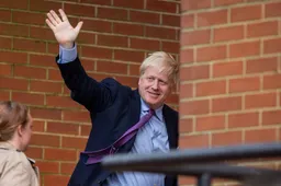 Protestmanifestatie bezorgt Boris Johnson kopzorgen: auto BoJo komt terecht in aanrijding