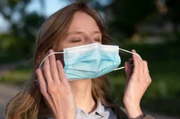 Hèhè! WHO eindelijk overtuigd door recent onderzoek: adviseert nu eindelijk niet-medisch mondkapje in publieke ruimte!