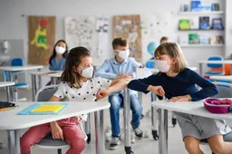 Frankrijk gaat niet-gevaccineerde kinderen naar huis sturen bij corona-uitbraak en plaatst priklocaties in scholen