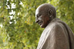 LOL! Achterlijke BLM-extremisten willen standbeeld "racistische en fascistische" Gandhi verwijderen