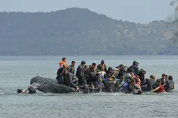 Europese Unie gaat Grieken helpen met asielprocedure, maar zet eigenlijk poort wijd open