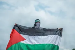 [Filmpjes] Israël krijgt trap na van massale pro-Palestina demonstratie in Rotterdam, politie nergens te bekennen