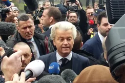 Geert Wilders komt naar raadsvergadering in Sliedrecht om de eerste slachtoffers van de afgeschoten spreidingswet een hart onder de riem te steken