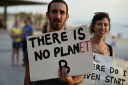 Knettergekke milieuactivisten besmeuren ING in Rotterdam: "ING FOSSIELVRIJ!"