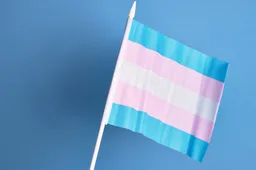 Stichting Pride Photo mekkert over bekladde foto van transgender met penis en doet aangifte