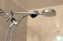 Knettergekke NPO wil dat we maar 2 keer per week douchen: 'Zo blijf je ook schoon'