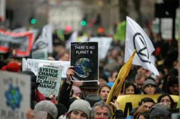 Klimaatprotesten Extinction Rebellion op A12 leiden tot honderden arrestaties en inzet van waterkanonnen: Boerenprotest rustig verlopen