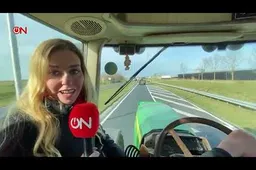 Filmpje! Raisa Blommestijn is bij boerenprotest: 'De politie houdt trekkers tegen, verder op de fiets'