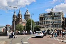 Fietsers verslaan auto's in Amsterdam als nieuwe limiet van 30 km/uur wordt opgelegd
