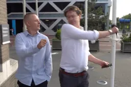 Agressieve VVD-woordvoerder slaat microfoon uit handen journalist: Sophie Hermans zegt sorry