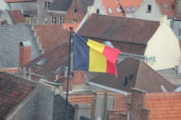 Tragische moordzaak schokt België: Dader mogelijk nog gewapend en op vrije voeten