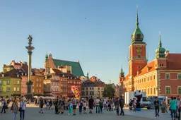 Bomdreiging bij gedenkmonument in Warschau zet Poolse verkiezingen verder op scherp