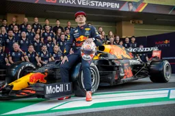 LOL! Max Verstappen mag geen razendsnelle Mercedes huren: 'Hij is nog geen 30 jaar'