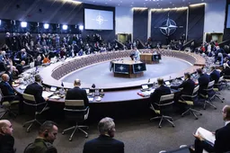 NAVO-militair Rob Bauer waarschuwt: Samenleving moet zich aanpassen aan nieuw tijdperk
