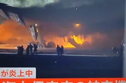 Kijk! Japans vliegtuig explodeert en in de fik na landing