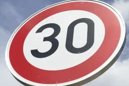 De snelheidsdictatuur: 30 km/u in steden, de nieuwe onderdrukking van de automobilist in 2024