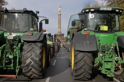 Moedige Duitse boeren blokkeren boot met Duitse slachter/minister aan boord