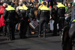 Politie kiest voor voetbal in plaats van actie bij Extinction Rebellion of Zandvoort: Durf kleur te bekennen, lafbekken!