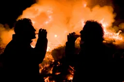 Stikstofregels kunnen eeuwenoude traditie niet doven: Oost-Nederland viert Pasen met honderden paasvuren!