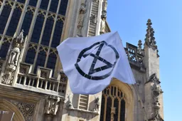 Klimaatextremisten van Extinction Rebellion vallen nu ook treinpassagiers lastig op Amsterdam Centraal