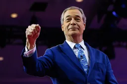 Brexit-strijder Nigel Farage reageert gevat op nieuwe Milkshake-aanval: "My Milkshake brings all the people to the rally!"