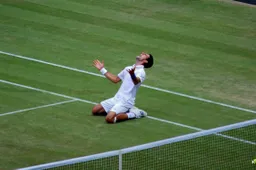 Filmpje! Tennisheld en coronavax-criticus Novak Djokovic gaat los op ranzig Wimbledon publiek: "Dit pik ik niet"