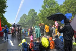 Politie grijpt in met waterkanon bij protest van XR-klimaatidioten: Ook Greta Thunberg van de partij