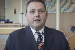 Het is triest: PVV-staatssecretaris Chris Jansen wordt gedwongen kleurloos te zijn!