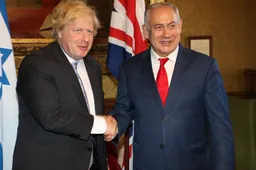 Oud-premier Boris Johnson: 'Netanyahu verstopte een afluisterapparaat in mijn toilet'