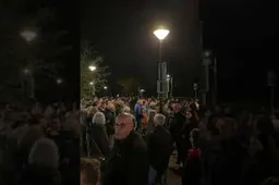 -Video- Massale opkomst bij AZC-inspraakavond demonstratie in Haaften: gemeente stelt beslissing UIT