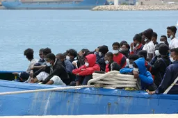 Knetter! Onderzoek toont aan: 'Er zijn 745.000 ILLEGALE immigranten in Groot-Brittannië!'
