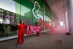 Knettergek XR slaat weer toe: KPN gebouw besmeurd met nepbloed door Hamas-groupies