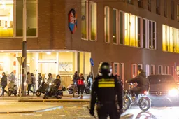 -Afschuwelijke beelden uit Amsterdam- Tiener fietst langs rellende kansenparels, wordt totaal in elkaar geslagen: 'Politie redde me'