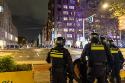 Raadslid Amsterdam (voormalig BIJ1) zet met keiharde leugens aanval in op politie: "Die racisten krijgen vrij spel!"
