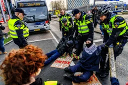 Bloedirritante extreemlinkse moraalridders opgepakt bij wapenbeurs: Tijd voor harde maatregelen!
