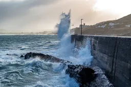 Storm Éowyn raast over de Britse eilanden en zorgt voor paniek bij doemdenkers: "Klimaatonzin, toch?"