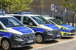 Knetter! Meerdere politieauto's in München gaan in vlammen op: "Politiek gemotiveerde aanslag uit extreemlinkse hoek!"