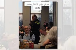 -Cultuur onder Vuur- Politieagent bidt tijdens iftarmaaltijd op bureau