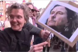 Hitler-snor rel: Faber naar politie, Wilders eist aftreden Kamerleden na Amsterdamse demo