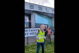 Klarinet en Hitler-borden: Bongaarts’ gênante actie tegen Tesla faalt hard!
